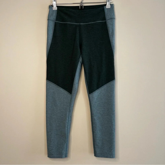 OUTDOOR VOICES Two Toned 3/4 Length Leggings - Picture 4 of 10